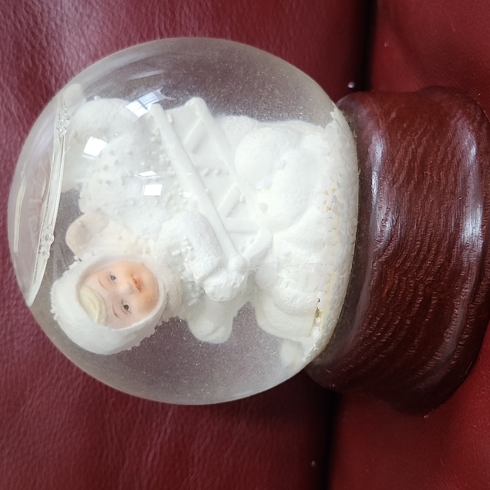 Mann Snow Globe with Baby Figurine - Picture 3 of 7